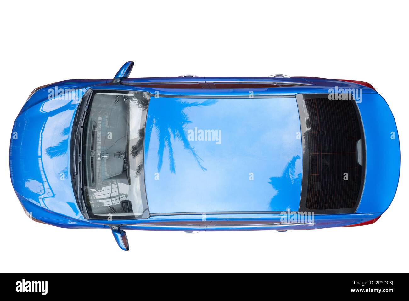 Moderne, blaue Limousine über der obersten Drohne, abgeschirmt auf weißem Hintergrund Stockfoto