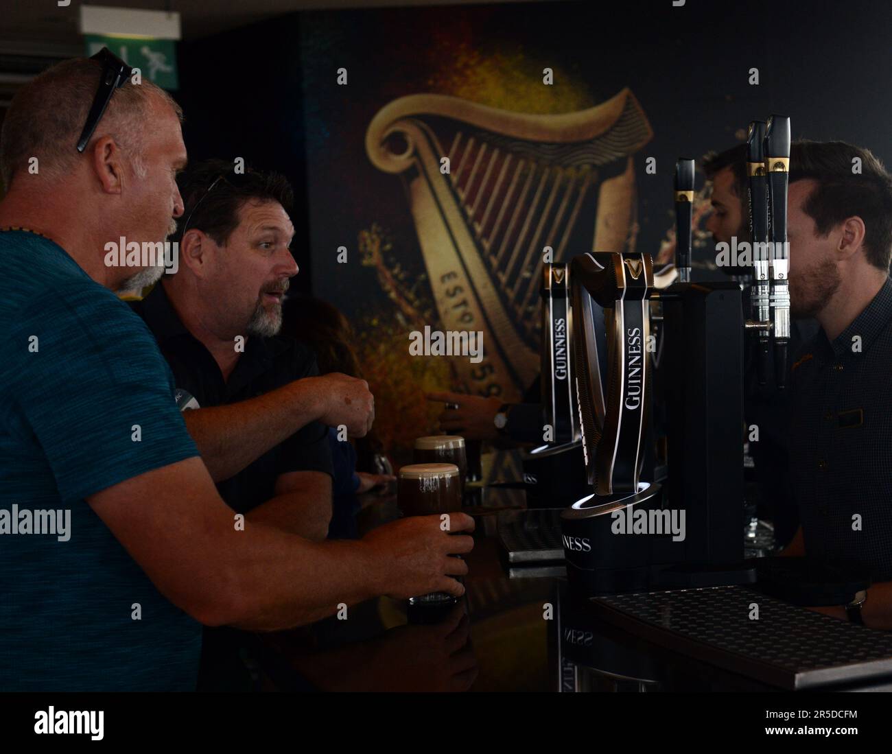 Genießen Sie ein Pint Guinness Stout in der Dachbar des Guinness Storehouse in St. James's Gate in Dublin, Irland. Stockfoto