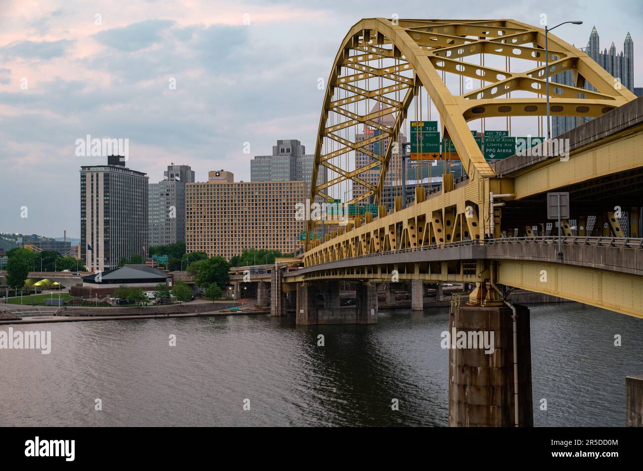 Die Fort Pitt Bridge in Pittsburgh, Pennsylvania Stockfoto