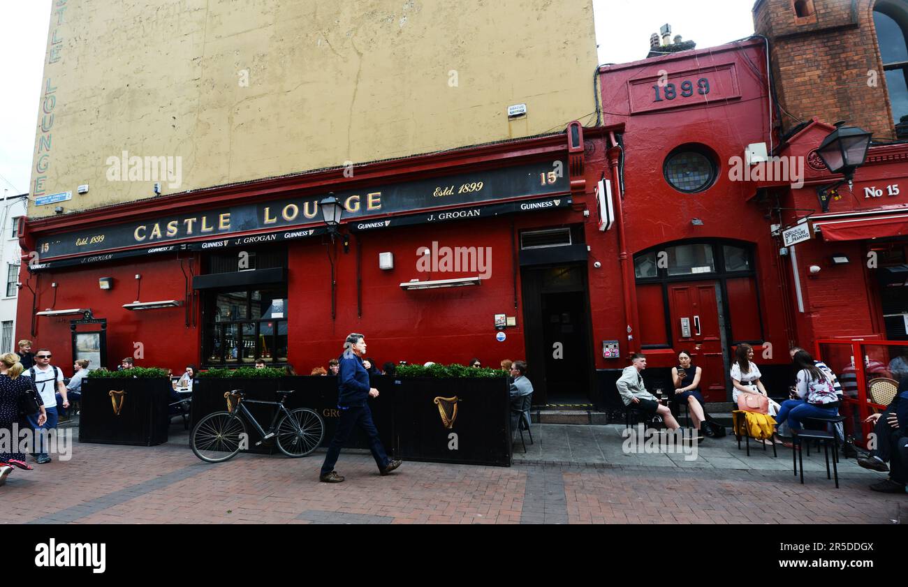 Einheimische und Touristen treffen sich im Grogans Pub in Dublin, Irland. Stockfoto