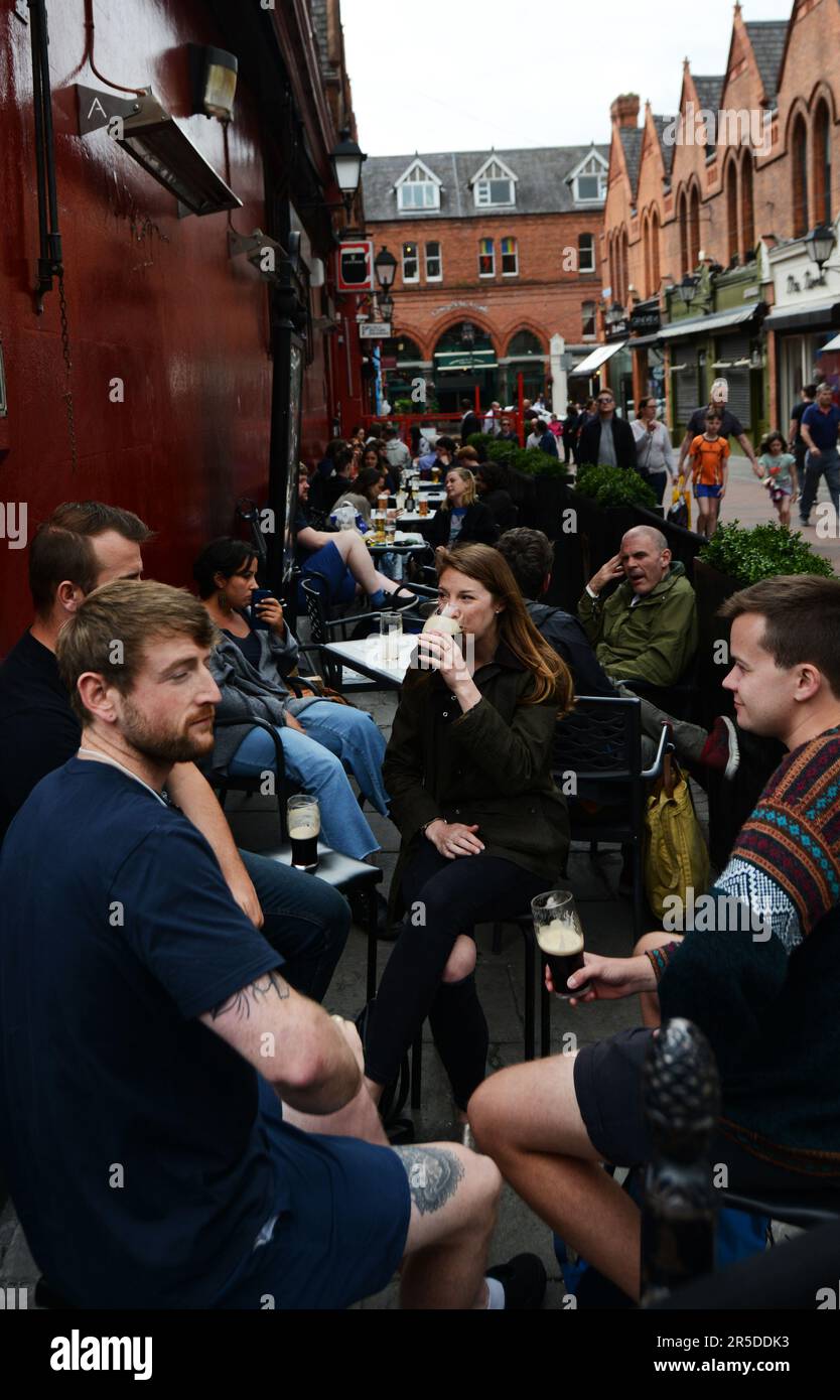 Einheimische und Touristen treffen sich im Grogans Pub in Dublin, Irland. Stockfoto