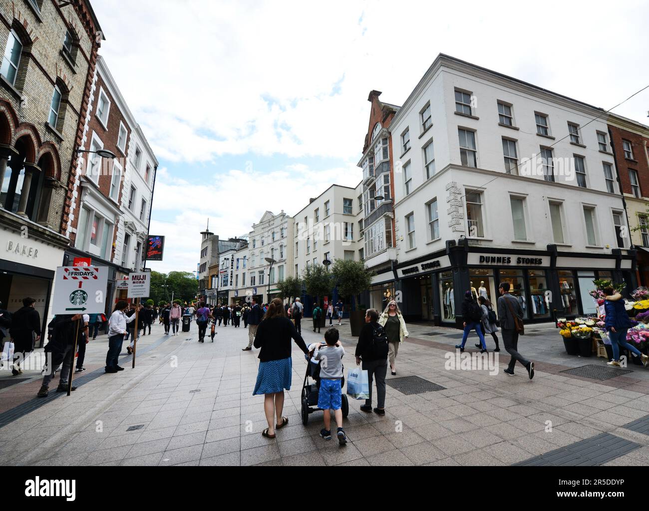 Spaziergang entlang der Grafton Street in Dublin, Irland. Stockfoto