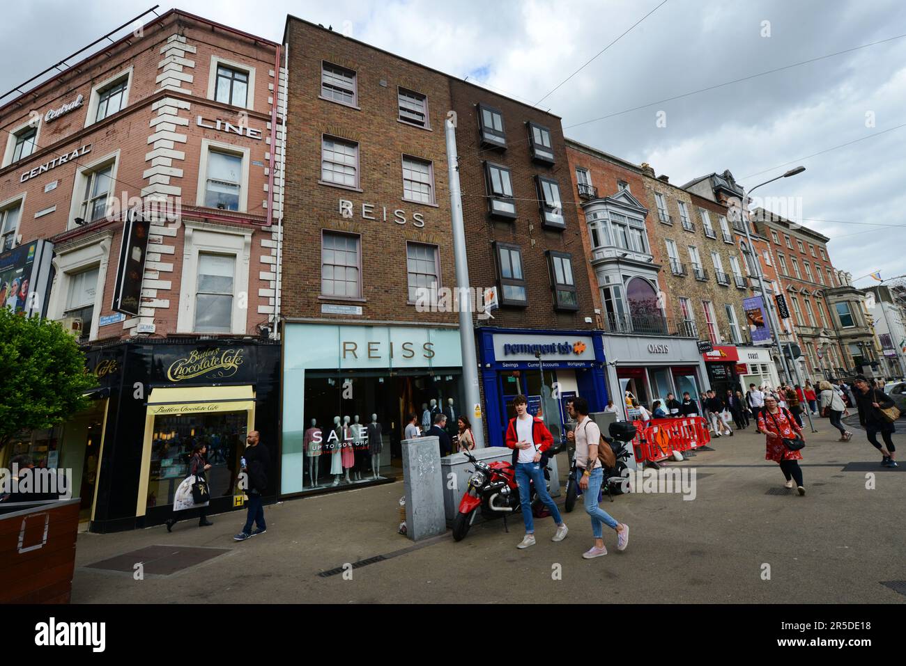 Spaziergang entlang der Grafton Street in Dublin, Irland. Stockfoto