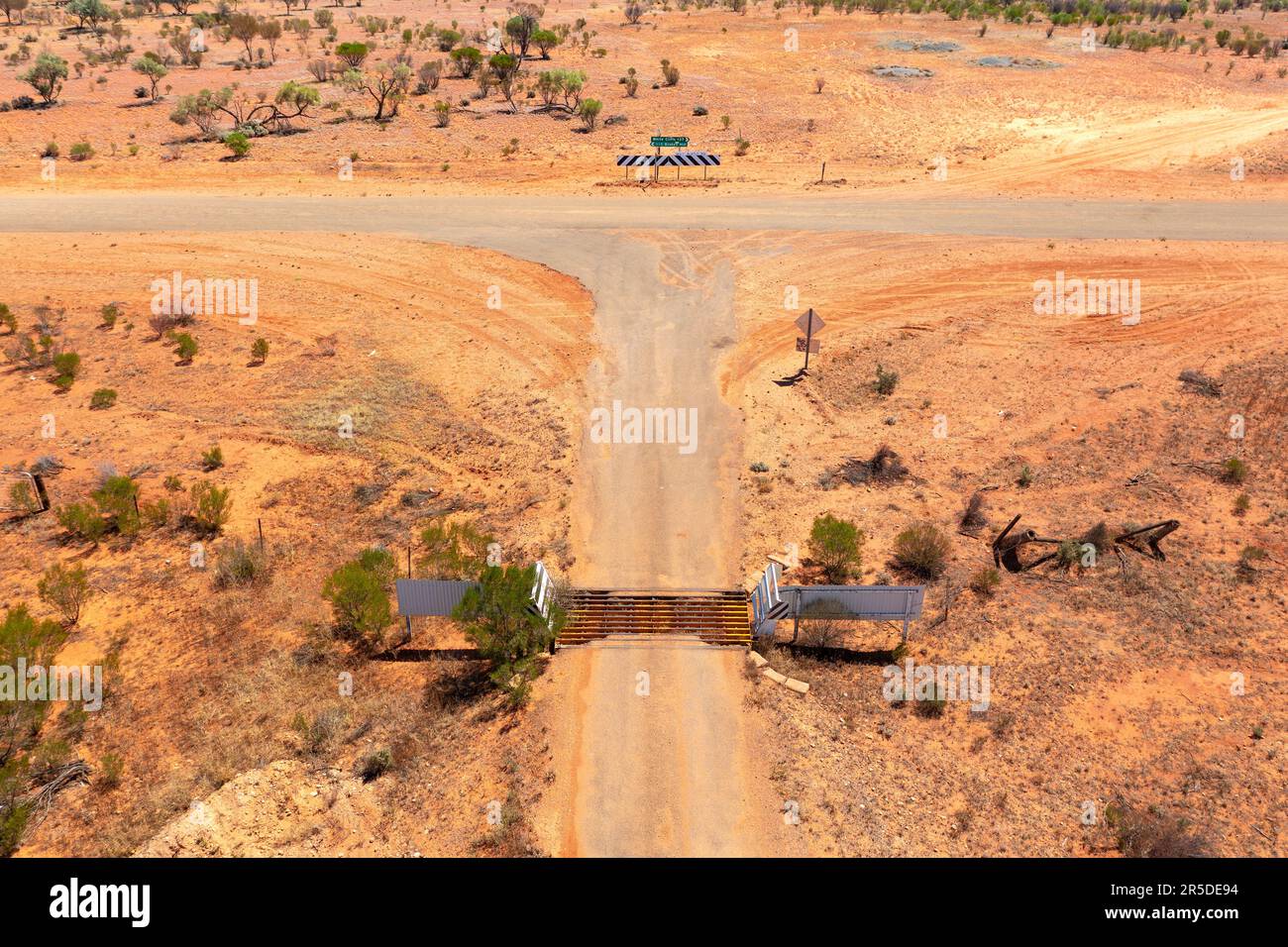 Luftaufnahme einer T-Kreuzung und Rindergitter auf einer abgelegenen Outback-Straße in der Nähe von Broken Hill in New South Wales, Australien Stockfoto