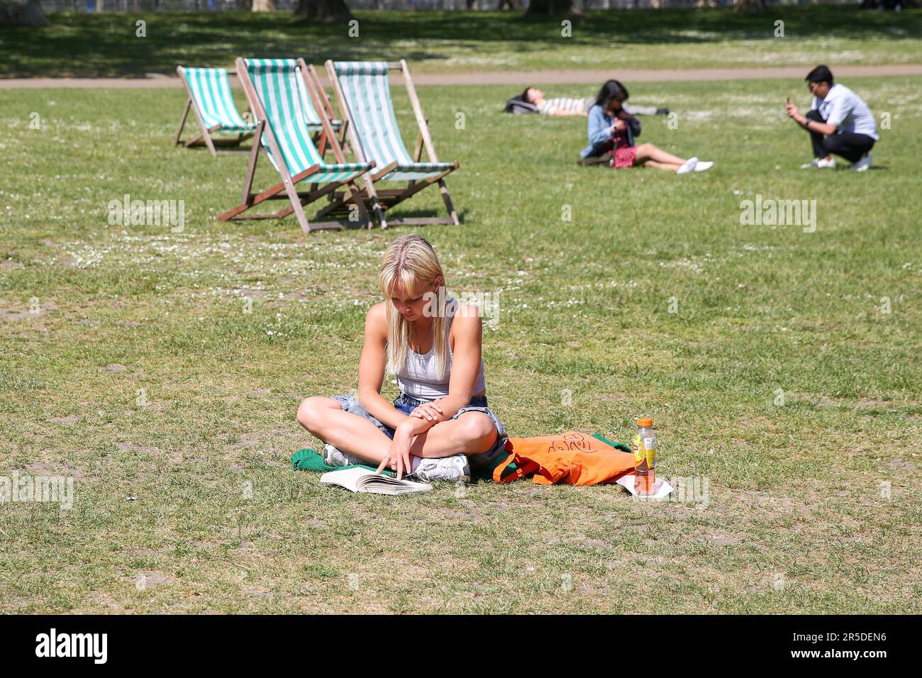 London, Großbritannien. 3. Juni 2023. Die Leute entspannen sich in der Sonne in St. James's Park in London, Großbritannien, 2. Juni 2023. Wenn die Temperaturen in London ansteigen, gehen die Menschen nach draußen und genießen die Sonne. Kredit: Xinhua/Alamy Live News Stockfoto