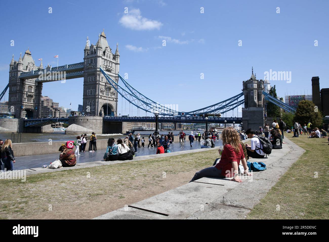 London, Großbritannien. 3. Juni 2023. Menschen entspannen sich in der Sonne nahe der Tower Bridge in London, Großbritannien, 2. Juni 2023. Wenn die Temperaturen in London ansteigen, gehen die Menschen nach draußen und genießen die Sonne. Kredit: Xinhua/Alamy Live News Stockfoto