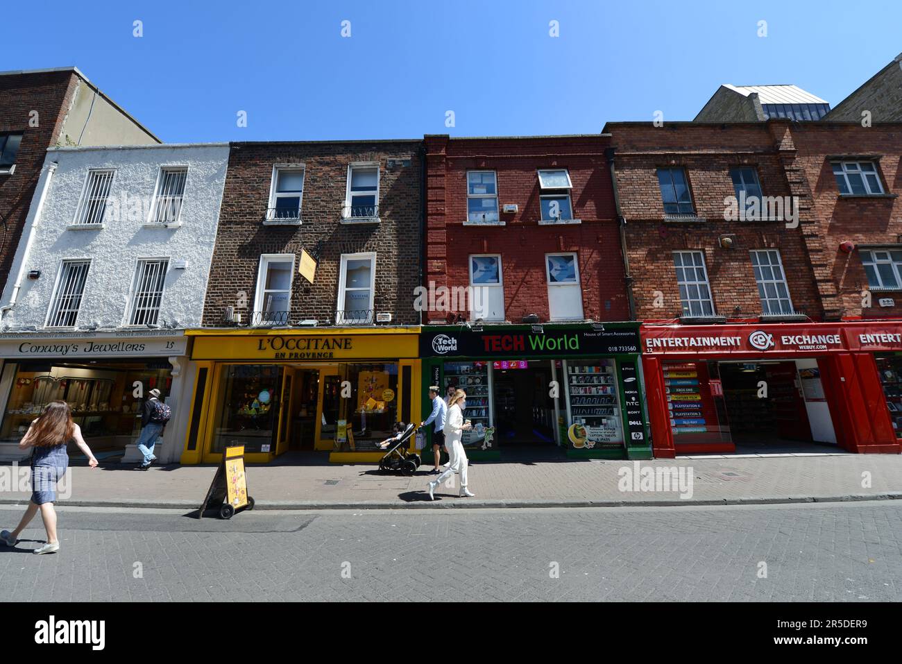 Geschäfte unter alten Gebäuden entlang der Liffey Street in Dublin, Irland. Stockfoto