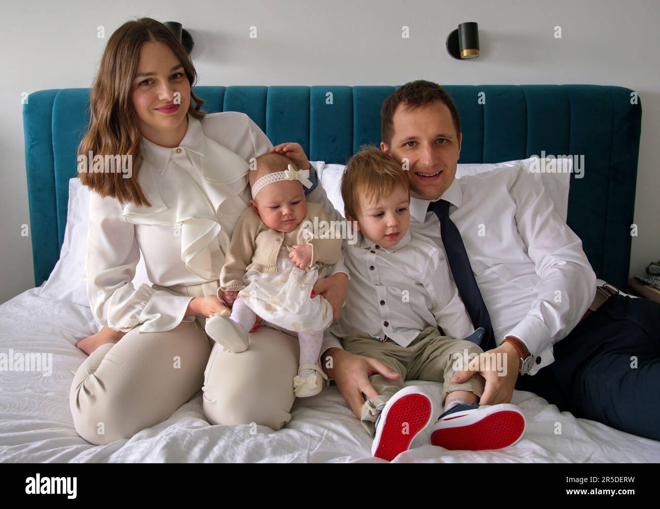 Junge Familie feiert die Taufe des kleinen Mädchens Stockfoto