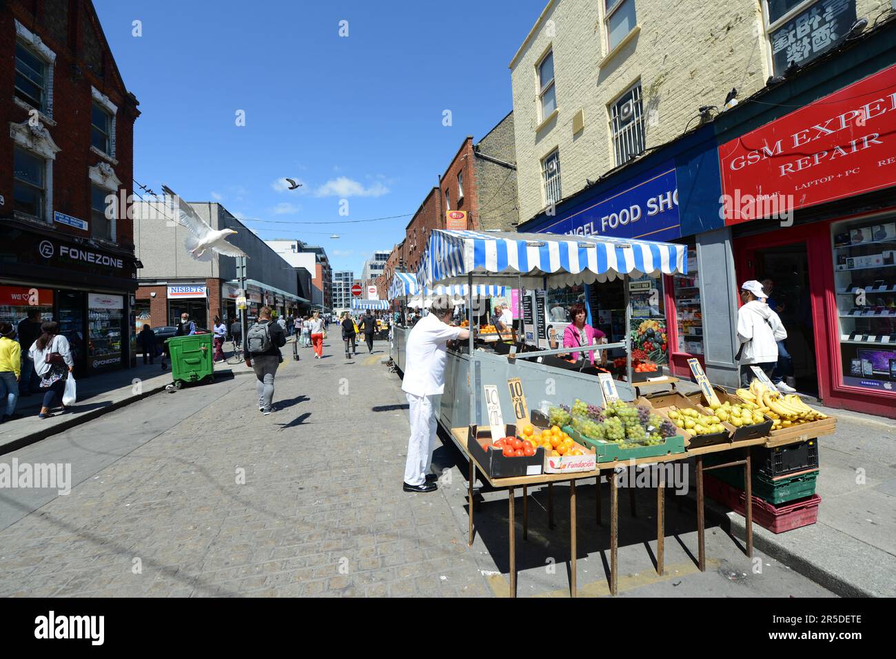 Ein Obstverkäufer in der Moore Street in Dublin, Irland. Stockfoto
