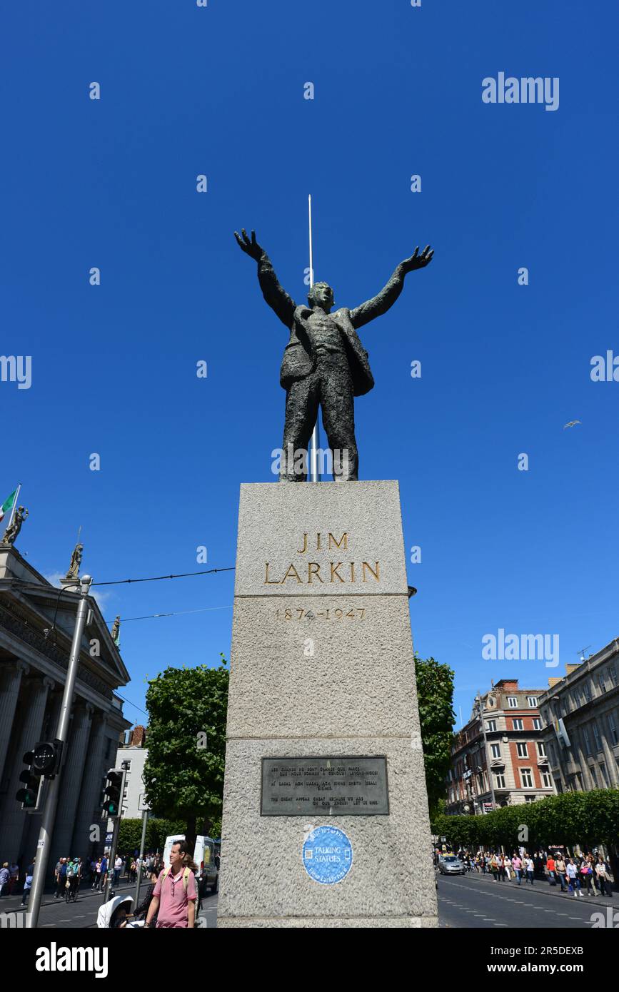 Der Turm von Dublin erhebt sich hinter der Statue von Jim Larkin. Stockfoto