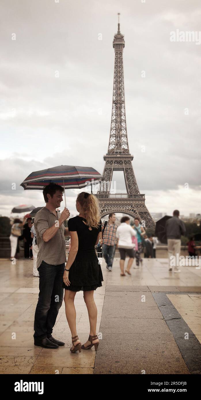 Eiffelturm im Regen Stockfoto
