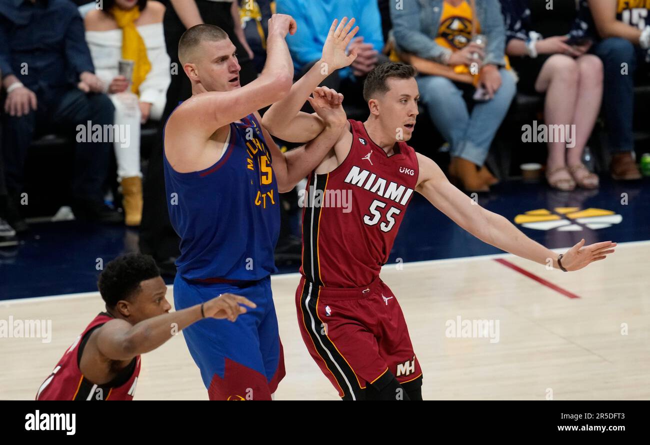 Miami Heat forward Duncan Robinson (55) and Denver Nuggets center Nikola Jokic (15) battle for spce in the second half of Game 1 of the NBA Finals Thursday, June 1, 2023, in Denver. (AP Photo/David Zalubowski Stockfoto