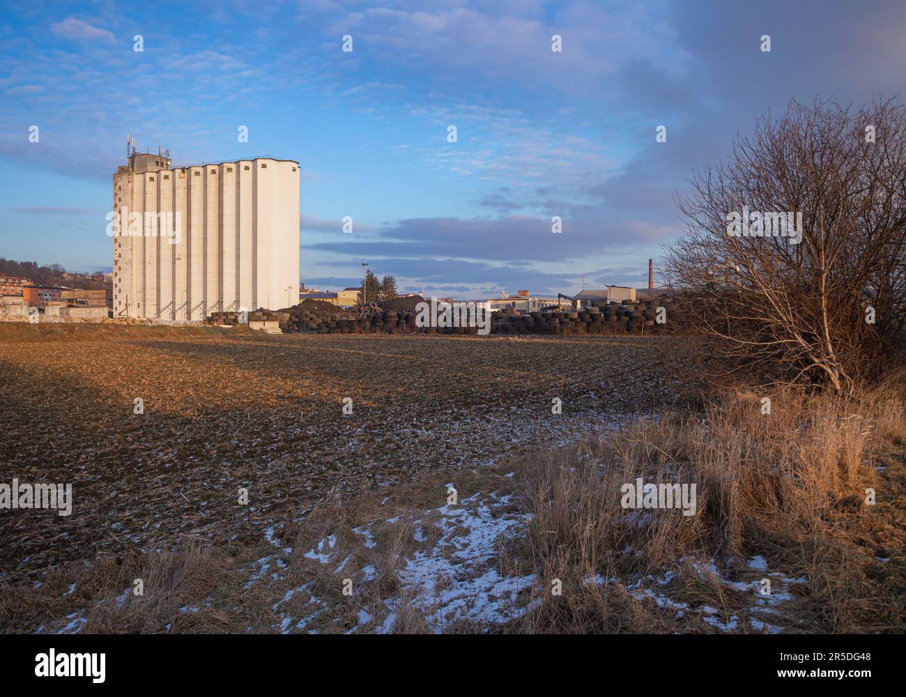 Altes Betonsilo im Winter Stockfoto