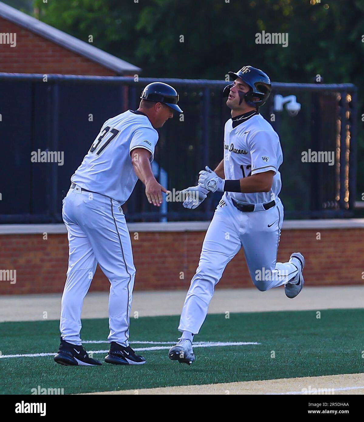 2. Juni 2023: Adam Cicero (12) erhält High Five von Coach Bill Cilento von Wake Forest. Wake Forest gewinnt 12 - 0 gegen George Mason. NCAA Regional Tournament - Baseballspiel zwischen George Mason und Wake Forest University im David F. Couch Ballpark, Winston Salem. North Carolina.David Beach/CSM Kredit: CAL Sport Media/Alamy Live News Stockfoto