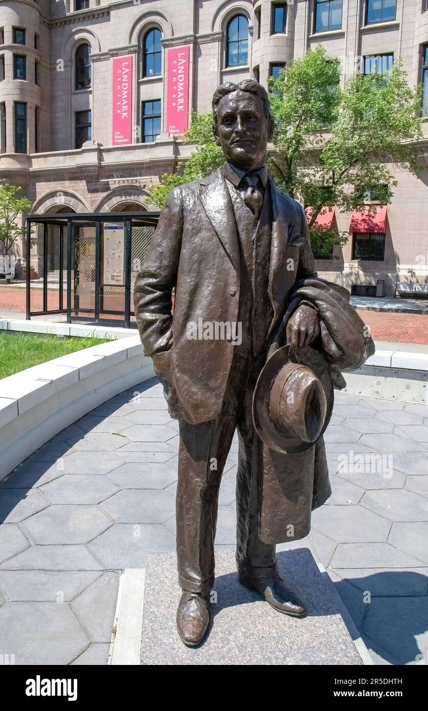 Statue von F. Scott Fitzgerald, geboren 1896 in St. Paul, zu Ehren eines jungen Mannes, der in dieser Stadt Schriftsteller wurde. Befindet sich im Rice Park in der Nähe des Landmark Center. Stockfoto