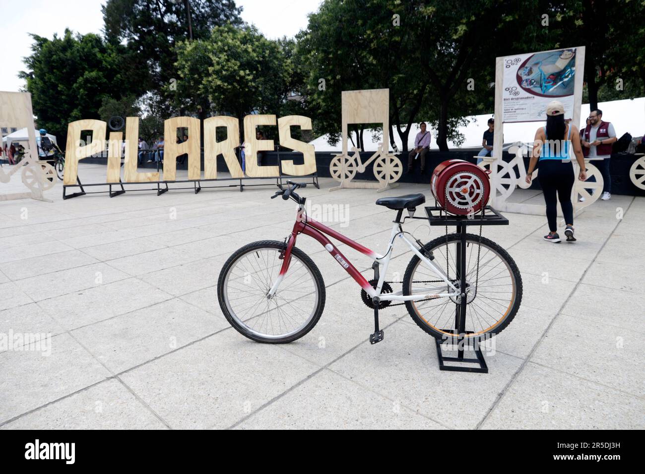 Mexiko-Stadt, Mexiko. 02. Juni 2023. 2. Juni 2023, Mexiko-Stadt, Mexiko: Während des zweiten Fahrradfestivals am Denkmal der Revolution in Mexiko-Stadt wird ein Fahrrad für den Betrieb einer Maschine zum Schälen von Maiskolben mit dem Namen „Sheller Bike“ angepasst. Am 2. Juni 2023 in Mexico City, Mexiko (Foto: Luis Barron/Eyepix Group/Sipa USA). Kredit: SIPA USA/Alamy Live News Stockfoto