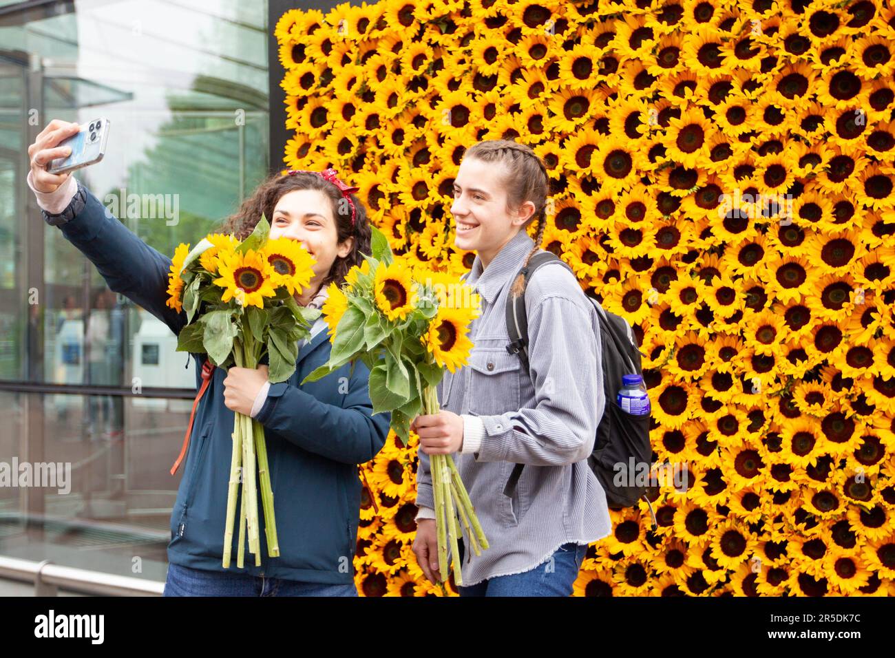 Amsterdam, Niederlande. 02. Juni 2023. Zum 50. Jahrestag des Van Gogh Museums auf dem Museumsplatz in Amsterdam, Niederlande, am 2. Juni 2023 werden festliche Aktivitäten angeboten. Das Van Gogh Museum hat hier eine Reihe festlicher Aktivitäten veranstaltet, um seinen 50. Jahrestag zu feiern und das Erbe von Vincent van Gogh, einem der berühmtesten und erfolgreichsten niederländischen Künstler, zu ehren. Zu Ehren von Vincent van Goghs Leben und künstlerischen Werken öffnete das Van Gogh Museum erstmals am 2. Juni 1973 seine Tür. Kredit: Xinhua/Alamy Live News Stockfoto