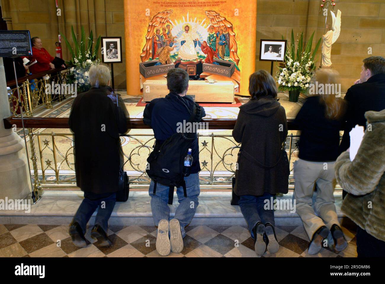 Der Körper von Pier Giorgio Frassati von Turin, Italien, das ist eine Heilige heilig gesprochen zu werden, wird in der St. Mary's Cathedral, ein wichtiger Ort für Weltjugendtag Veranstaltungen, bei denen es auf Anzeige in der Kathedrale, bleiben bis zum 22. Juli angezeigt. Weltjugendtag in Sydney von 15-21 Juli 2008 gehalten wird, und wird einen Besuch von Papst Benedikt XVI. bei seinem Besuch in Australien für die Dauer des Weltjugendtages. Sydney, Australien. 12.07.08. Stockfoto