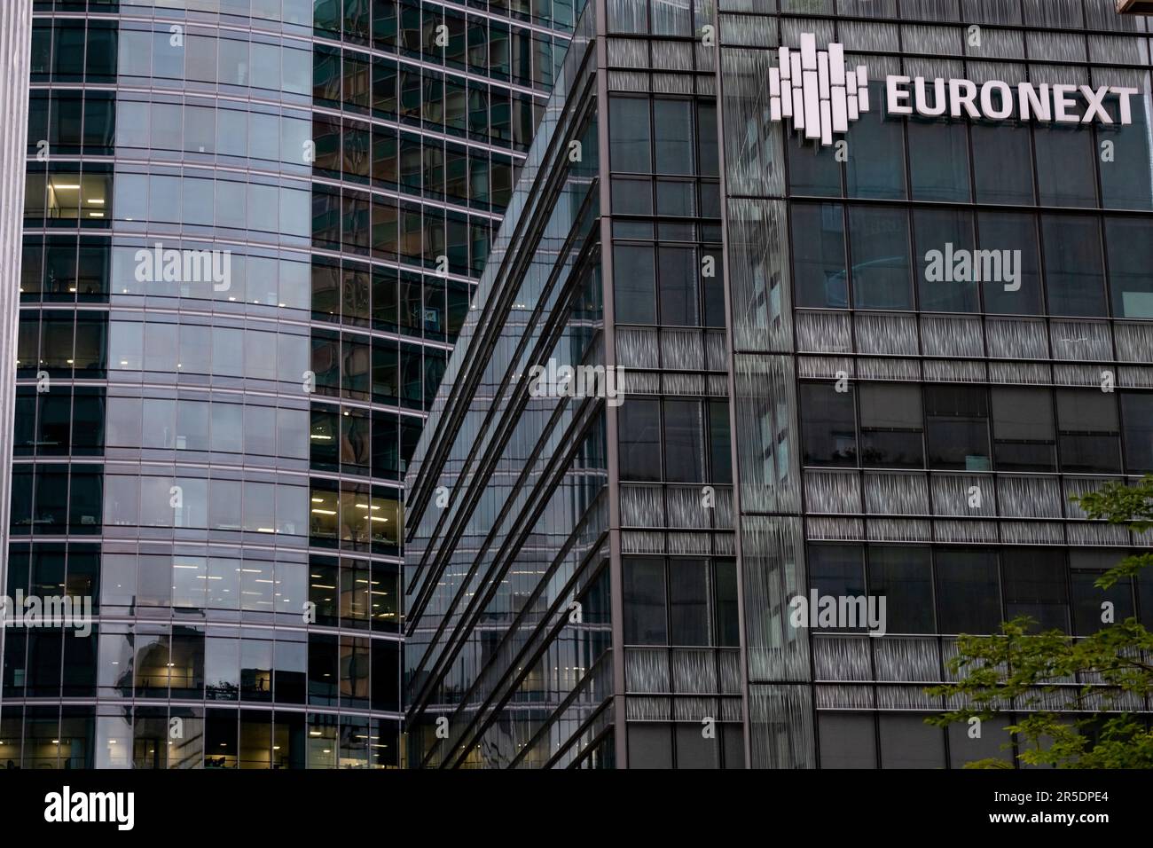 Paris, Frankreich 16. Mai 2023. Außenansicht des Euronext-Gebäudes im Pariser Stadtteil La Défense mit Logo und Reflexionen auf Glas. Stockfoto