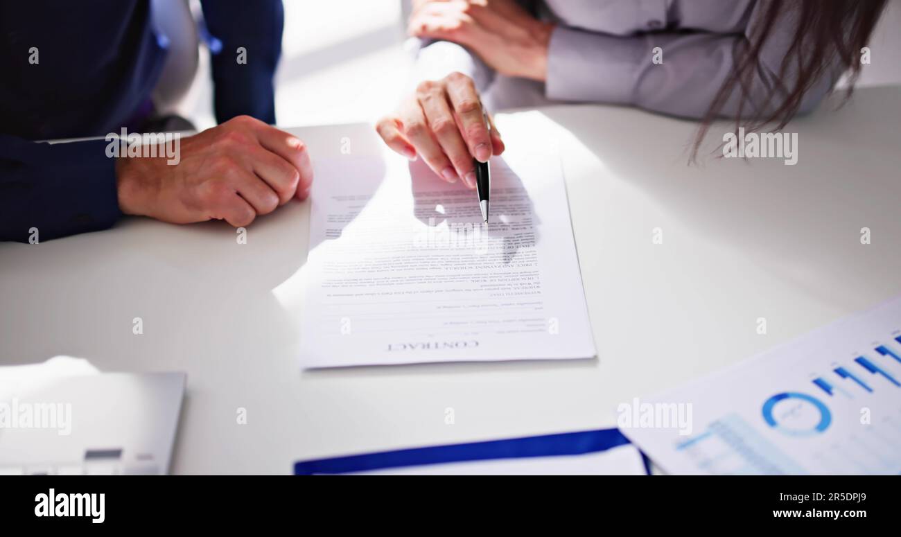 Jurist Hand Dokument Überprüfung Und Vertrag Mediation Stockfoto