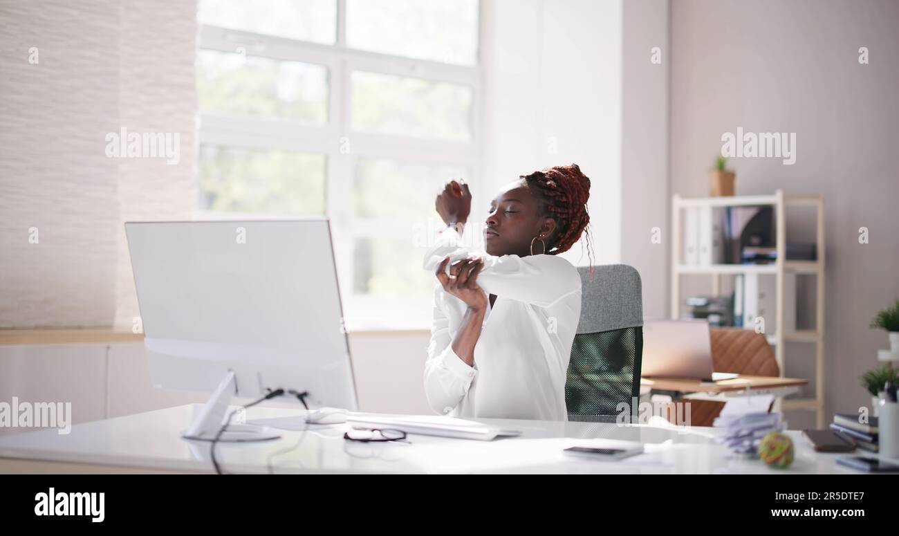 Frau, Die Sich Im Bürostuhl An Der Rezeption Entspannt Stockfoto
