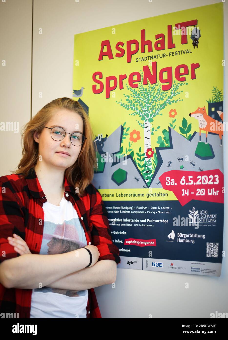 Hamburg, Deutschland. 01. Juni 2023. Hannah Gürtler, Freiwillige im FSJ-P (Freiwilliges Sozialjahr in der Politik), neigt sich neben einem Plakat in einem Büro auf dem Gelände der Bürgerstiftung Hamburg. Ab Herbst 2023 werden sich die Plätze für ein freiwilliges Sozialjahr in Politik und Demokratie in Hamburg verdoppeln. Kredit: Christian Charisius/dpa/Alamy Live News Stockfoto