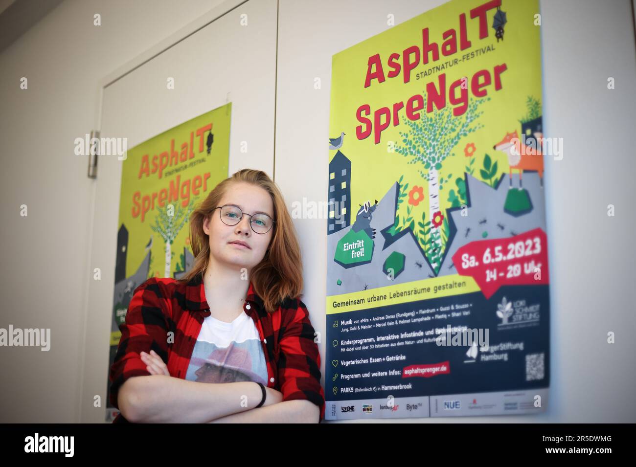 Hamburg, Deutschland. 01. Juni 2023. Hannah Gürtler, Freiwillige im FSJ-P (Freiwilliges Sozialjahr in der Politik), neigt sich neben einem Plakat in einem Büro auf dem Gelände der Bürgerstiftung Hamburg. Ab Herbst 2023 werden sich die Plätze für ein freiwilliges Sozialjahr in Politik und Demokratie in Hamburg verdoppeln. Kredit: Christian Charisius/dpa/Alamy Live News Stockfoto