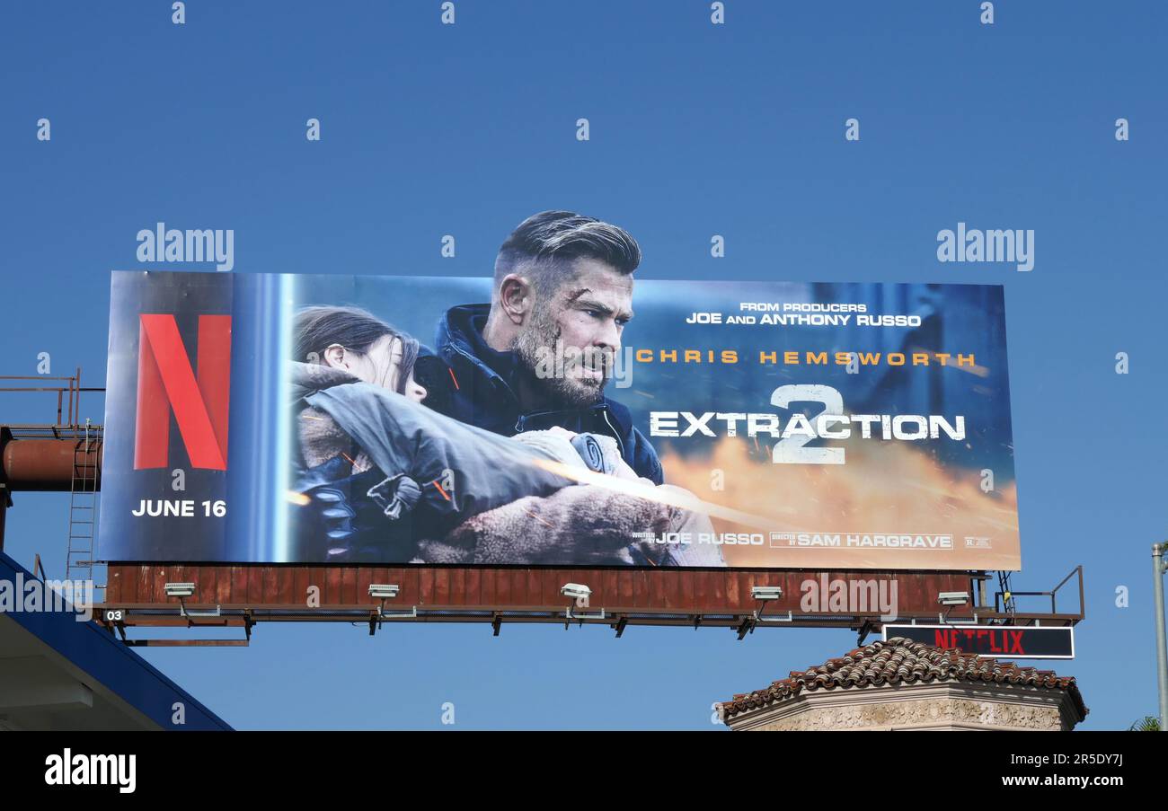 Los Angeles, Kalifornien, USA 2. Juni 2023 Helicopter on Chris Hemsworth Extraction 2 Netflix Billboard on Sunset Blvd am 2. Juni 2023 in Los Angeles, Kalifornien, USA. Foto: Barry King/Alamy Stock Photo Stockfoto