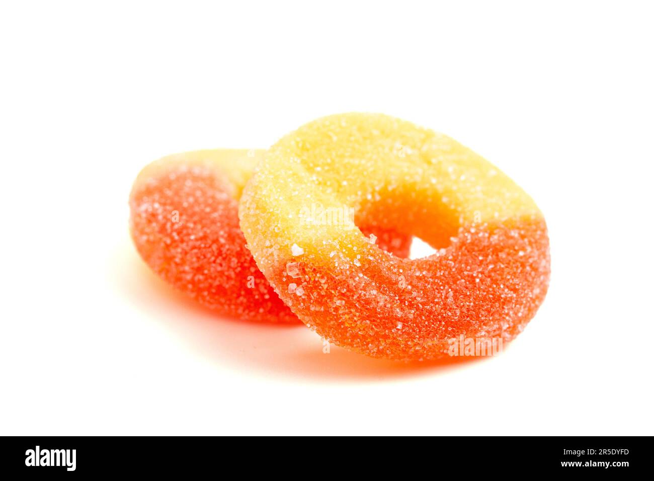 Klassische Peach Ring Candies isoliert auf weißem Hintergrund Stockfoto
