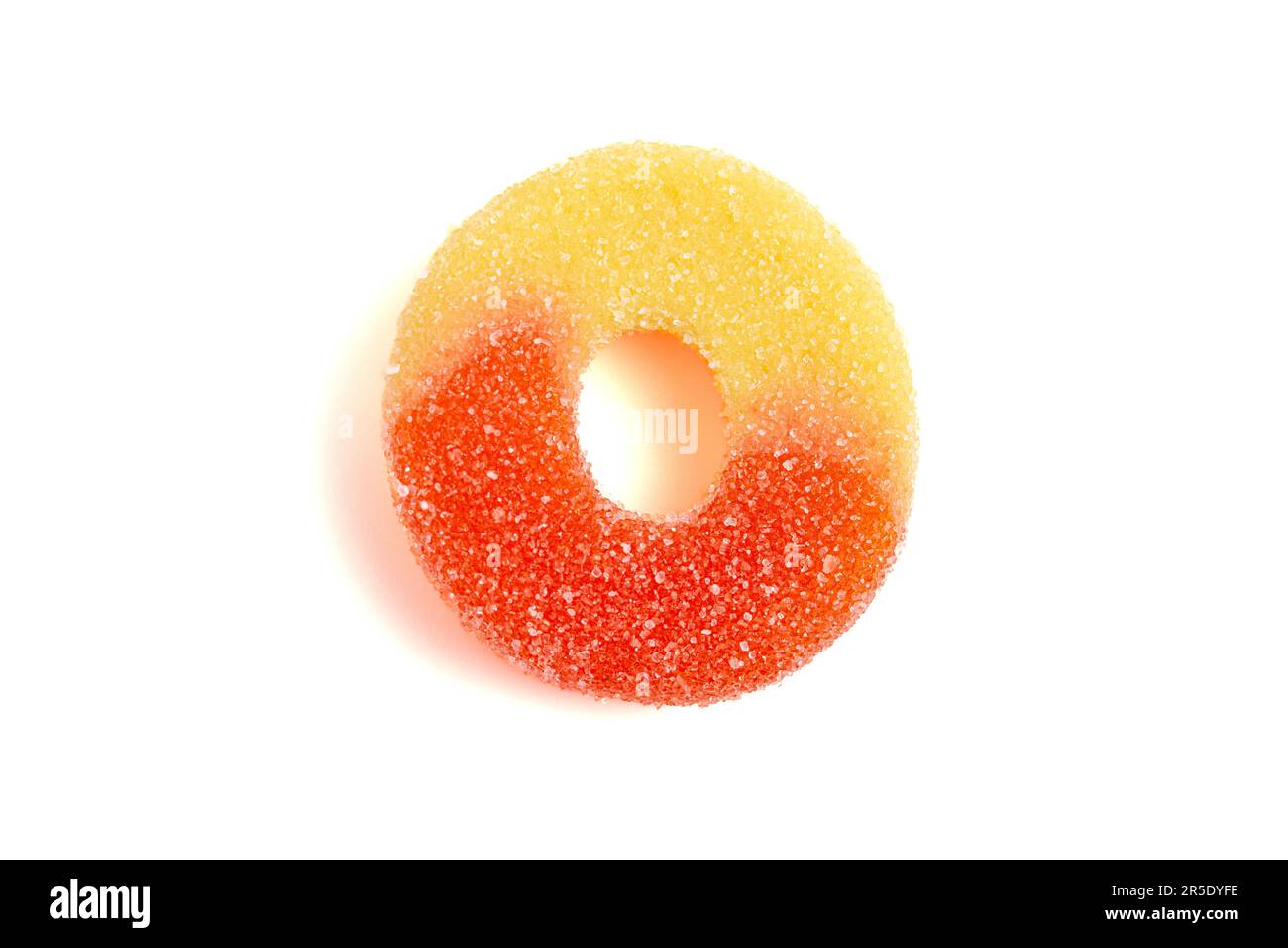 Klassische Peach Ring Candies isoliert auf weißem Hintergrund Stockfoto