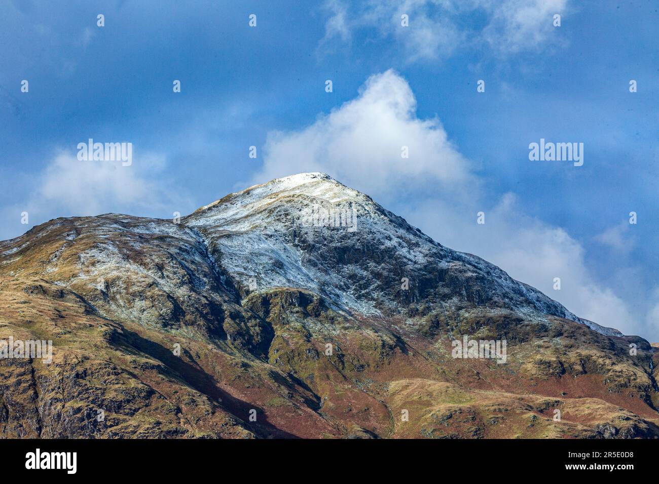 Mit Blick auf den Berg Sgurr Dhòmhnuill Stockfoto
