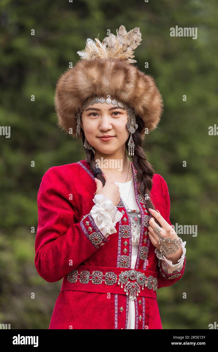 Traditionelle Kleidung. Frau im Ala-Archa-Nationalpark. Kirgisistan Stockfoto