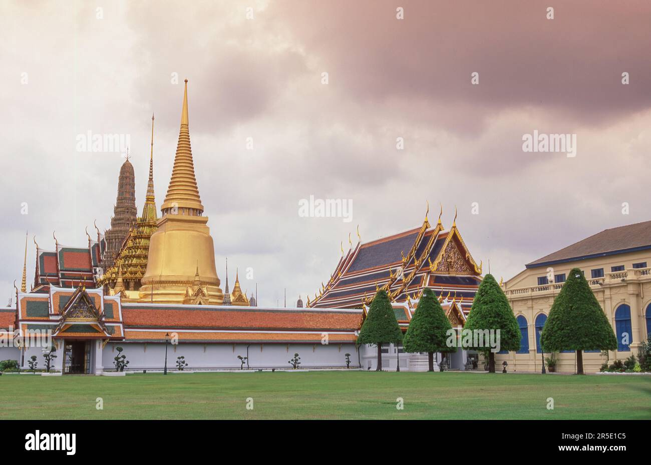 Bangkoks Wat Phra Kaew, auf Englisch als Tempel des Smaragd-Buddhas bekannt, vom äußeren Hof des Großen Palastes aus gesehen. Stockfoto