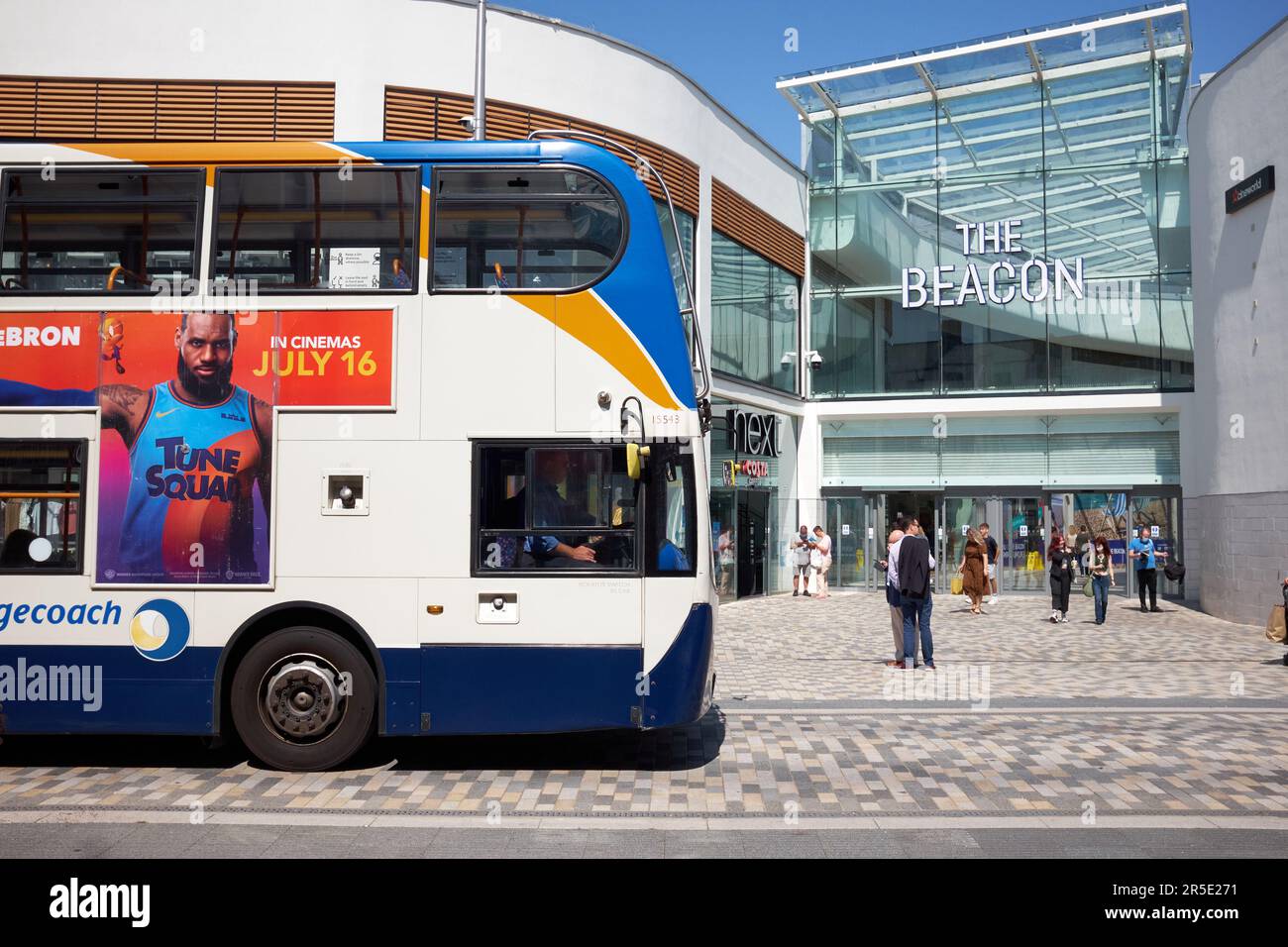 Eastbourne, East Sussex, Großbritannien - August 3 2021: Doppeldeckerbus vor dem Eingang zum Beacon Shopping Centre Terminus Road. Stockfoto