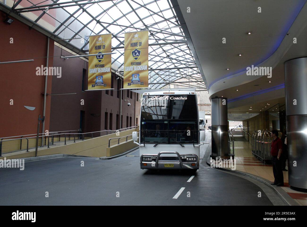 Das LA Galaxy Football Team wird von Fans begrüßt, die im Star City Casino nach Sydney fliegen, wo sie für die Dauer ihres Besuchs in Sydney bleiben. David Beckham kam früher am Tag an, nachdem er mit einem Privatjet aus England eingeflogen war. Sydney, Australien. 25.11.07. Stockfoto