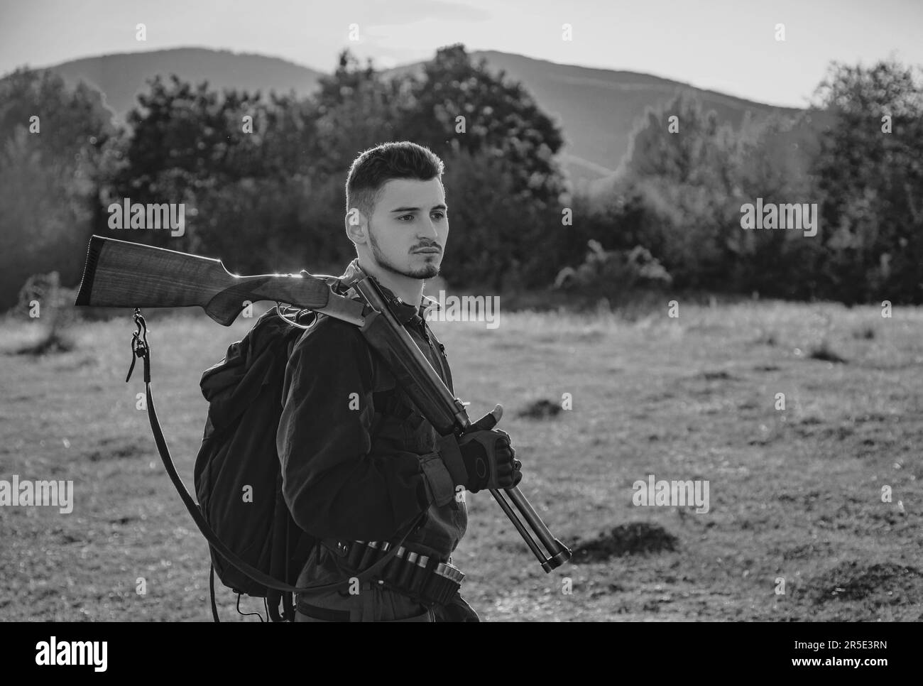 Jägermann. Jäger mit Rucksack und Jagdgewehr. Jagdsaison, Herbstsaison. Männlich mit einer Waffe. Ein Jäger mit Jagdgewehr und Jagdgewehr Stockfoto