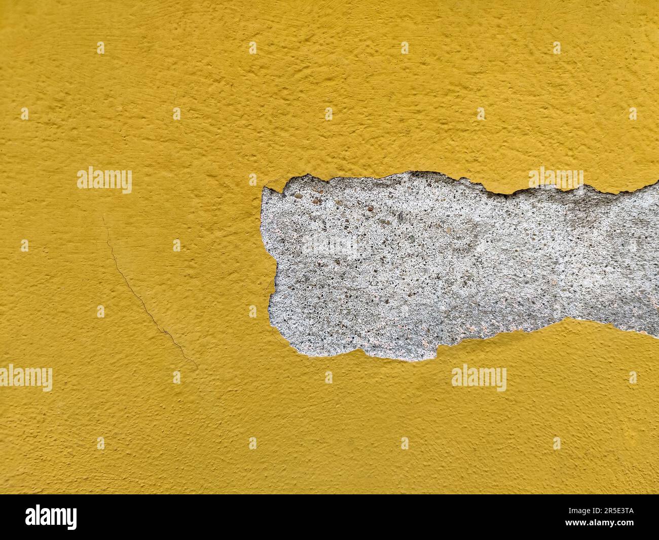 Hintergrund der alten gelben Wand mit zusammengefallenem Putz. Struktur der schäbigen verwitterten Gebäudeoberfläche. Zerstörte Wand mit heruntergefallenem Gips. Speicherplatz kopieren. Se Stockfoto Hintergrund der alten gelben Wand mit zusammengefallenem Putz. Struktur der schäbigen verwitterten Gebäudeoberfläche. Zerstörte Wand mit heruntergefallenem Gips. Speicherplatz kopieren. Se Stockfoto