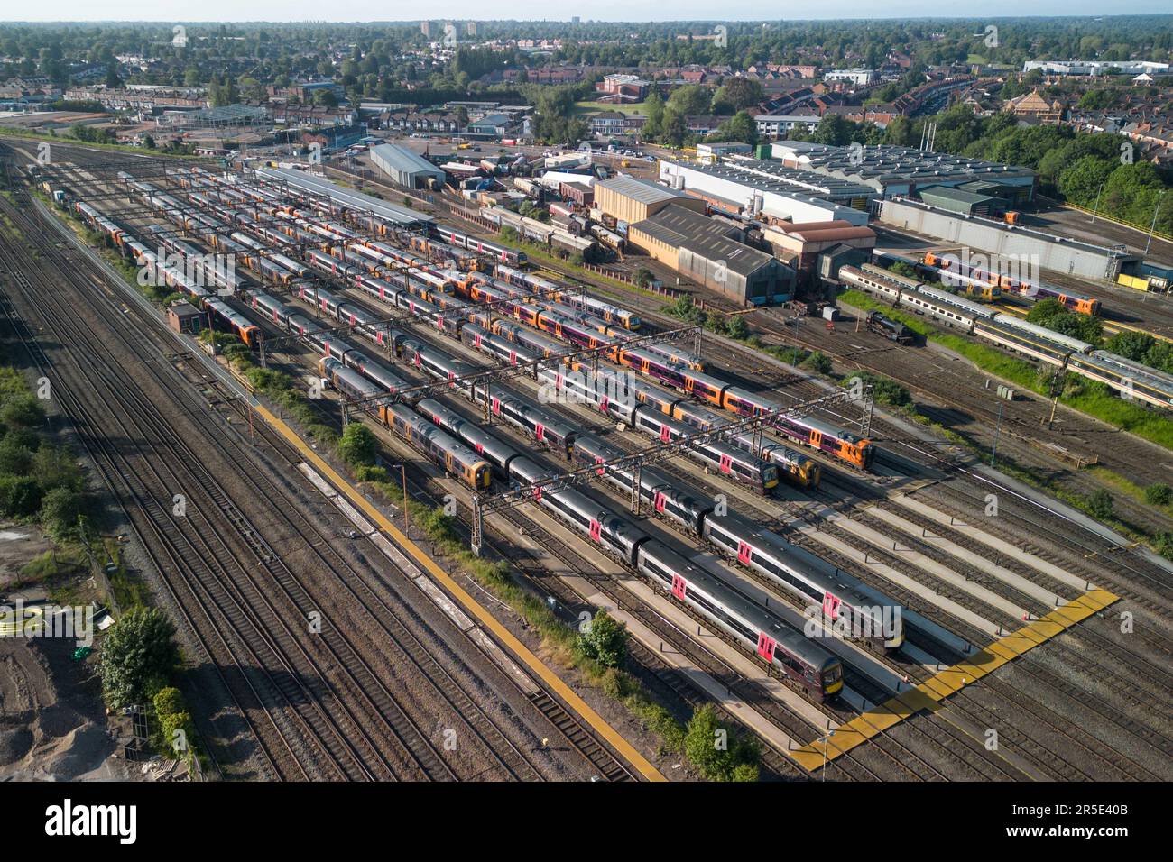 Tyseley, Birmingham, 3. Juni 2023 – die laufenden Lohnstreitigkeiten zwischen der Regierung und den ASLEF- und RMT-Gewerkschaften sahen am Samstag die Schließung eines fast gesamten Bahnnetzes vor. Die Züge wurden im Tyseley Traction Maintenance Depot (TMD) abgestellt und ungenutzt gelassen, da beide Gewerkschaften die von der Regierung vorgelegten Gehaltsangebote abgelehnt haben, wobei ihre Mitglieder nach wie vor eine starke Unterstützung für Arbeitskampagnen zeigen. Kredit: Stop Press Media/Alamy Live News Stockfoto