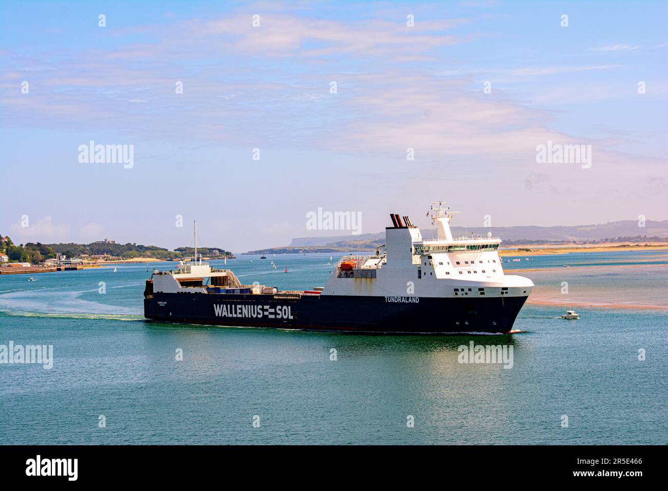 M/V Tundraland, ein von Wallenius Sol unter schwedischer Flagge betriebenes RoRo-Motorschiff, das den Hafen von Santander, Spanien, verlässt. 2007 erbaut. Stockfoto