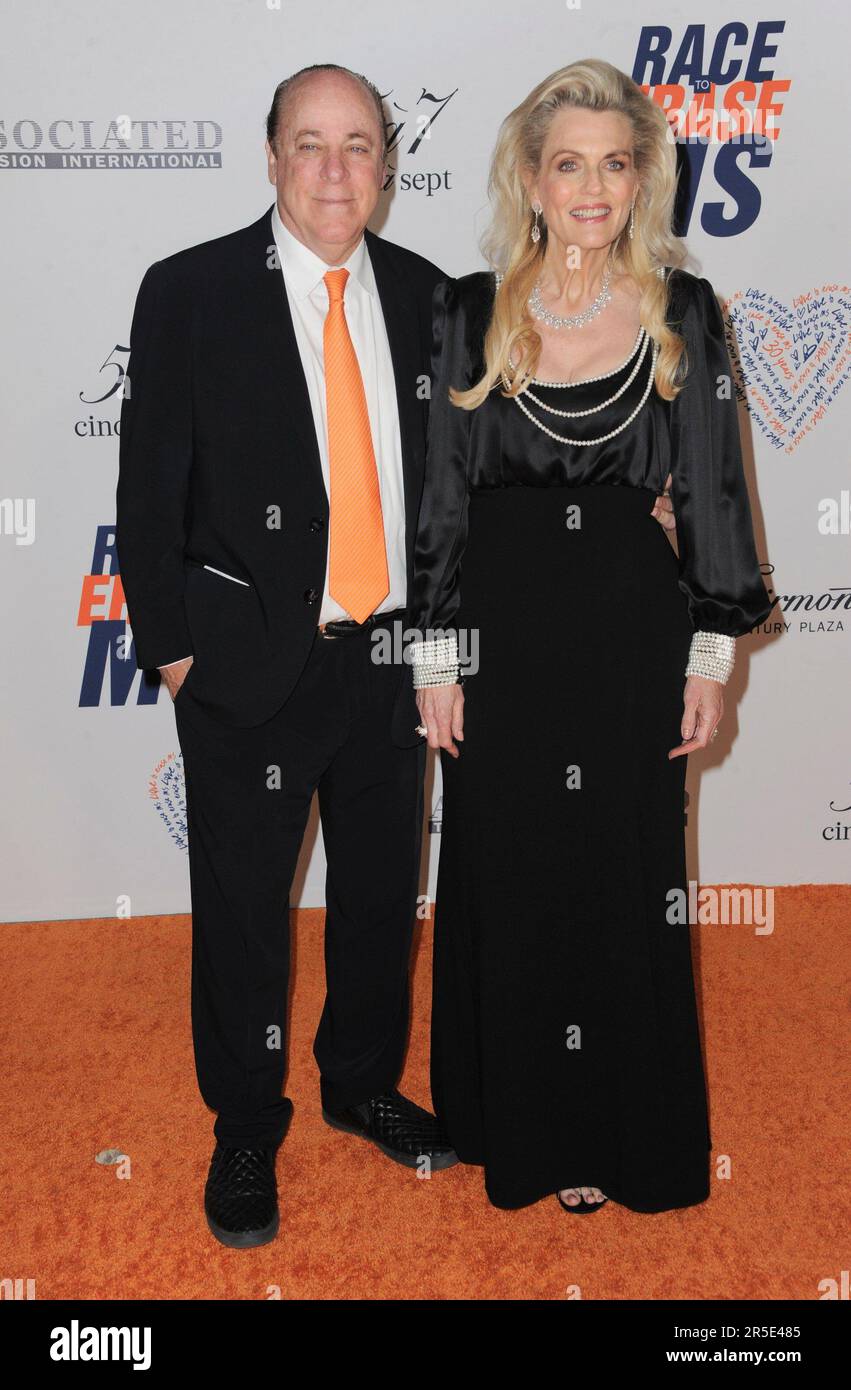 Ken Rickel, Nancy Davis bei der Ankunft für das jährliche Rennen 30. nach Erase MS Gala, Fairmont Century Plaza Hotel, Los Angeles, CA 2. Juni 2023. Foto: Elizabeth Goodenough/Everett Collection Stockfoto