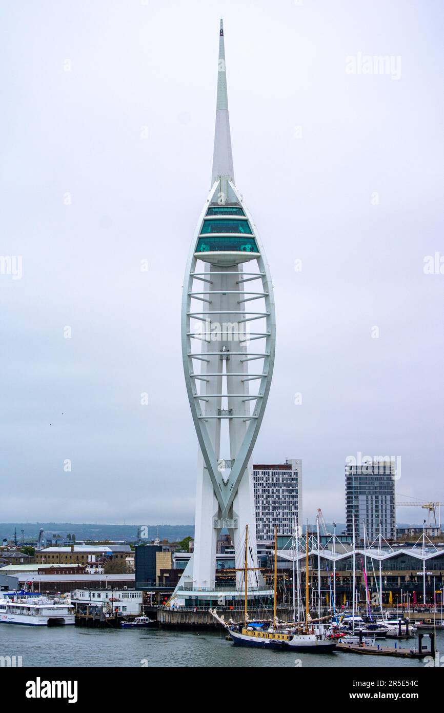 Der 2005 eröffnete Spinnaker Tower ist ein 170 Meter (560 Fuß) langer Aussichtsturm in Portsmouth, England. Blick vom Meer an einem bewölkten Tag. Stockfoto