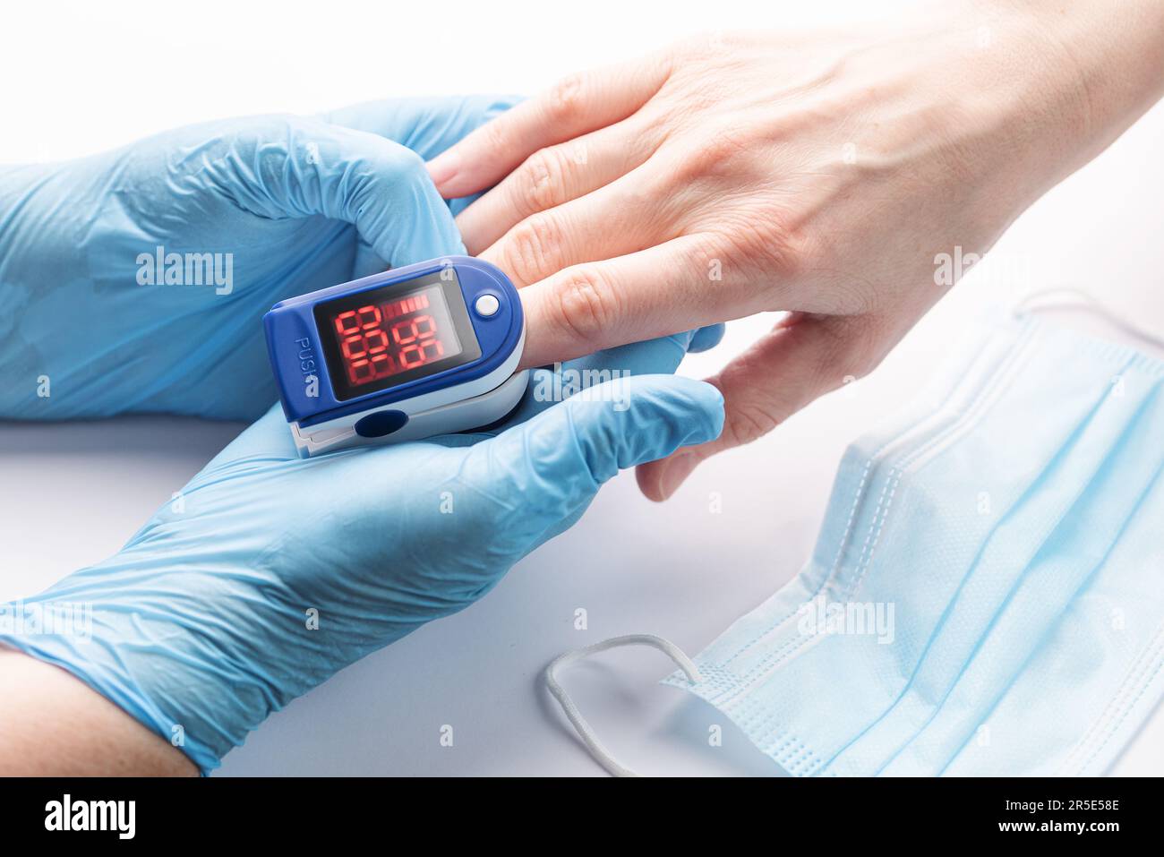Pulsoxymeter zur Messung der Sauerstoffsättigung in Blut und Herzfrequenz.  Pulsoxymeter an der Hand des Patienten Stockfotografie - Alamy
