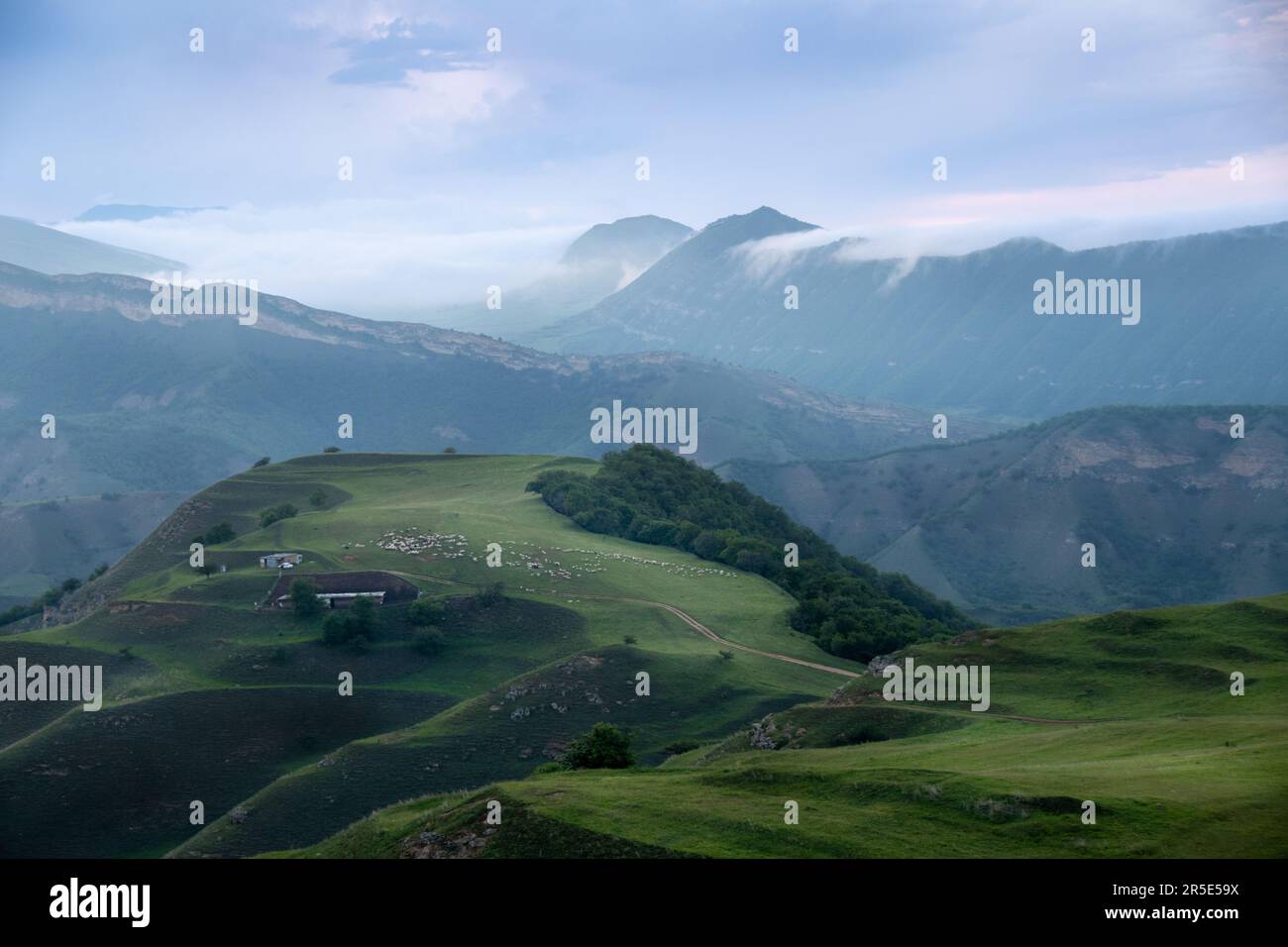 Blick auf die Kaukasusberge und Weiden in der Region Akusha, Republik Dagestan, Föderation Russland Stockfoto