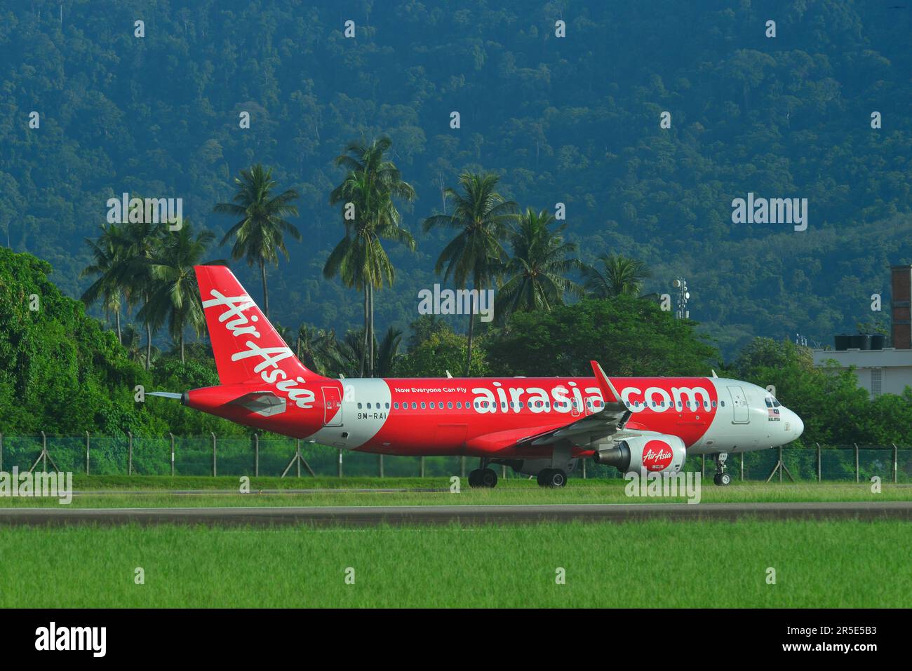 Langkawi, Malaysia - 28. Mai 2023. AirAsia Airbus A320 (9M-RAI): Rollfahren am Flughafen Langkawi (LGK), Malaysia. Stockfoto