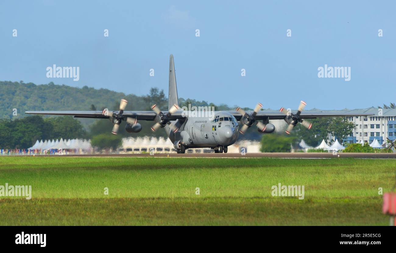 Langkawi, Malaysia - 28. Mai 2023. Lockheed C-130H-30 Hercules M30-12 TUDM von Royal Malaysian Air Force beim Rollen am Flughafen Langkawi (LGK), Malaysia. Stockfoto