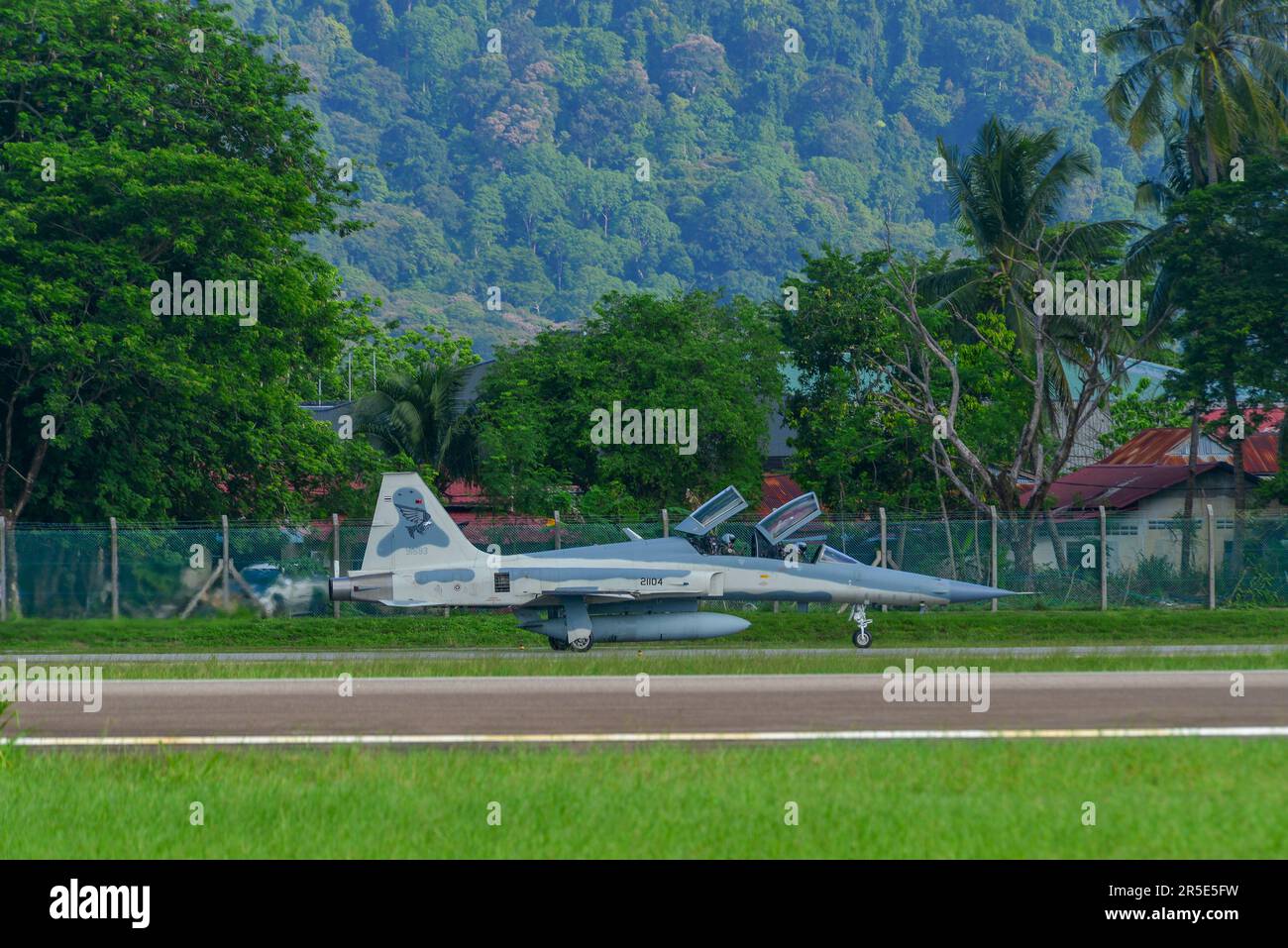 Langkawi, Malaysia - 28. Mai 2023. Ein Northrop F-5 Tiger II der Royal Thai Air Force (RTAF), der vom Flughafen Langkawi (LGK), Malaysia, zum Abflug fährt. Stockfoto