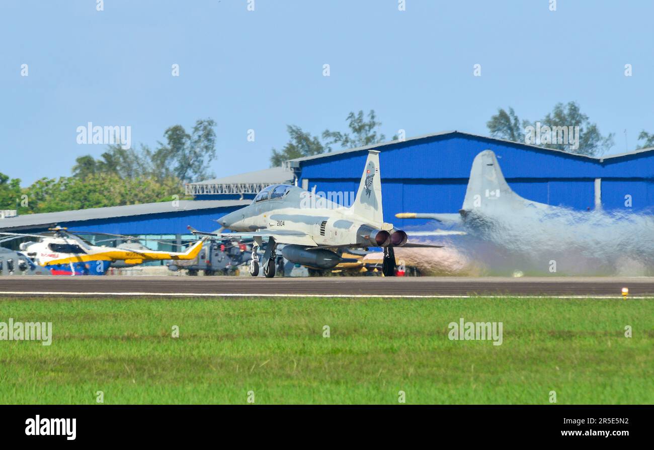 Langkawi, Malaysia - 28. Mai 2023. Ein Northrop F-5 Tiger II der Royal Thai Air Force (RTAF), der vom Flughafen Langkawi (LGK), Malaysia, zum Abflug fährt. Stockfoto