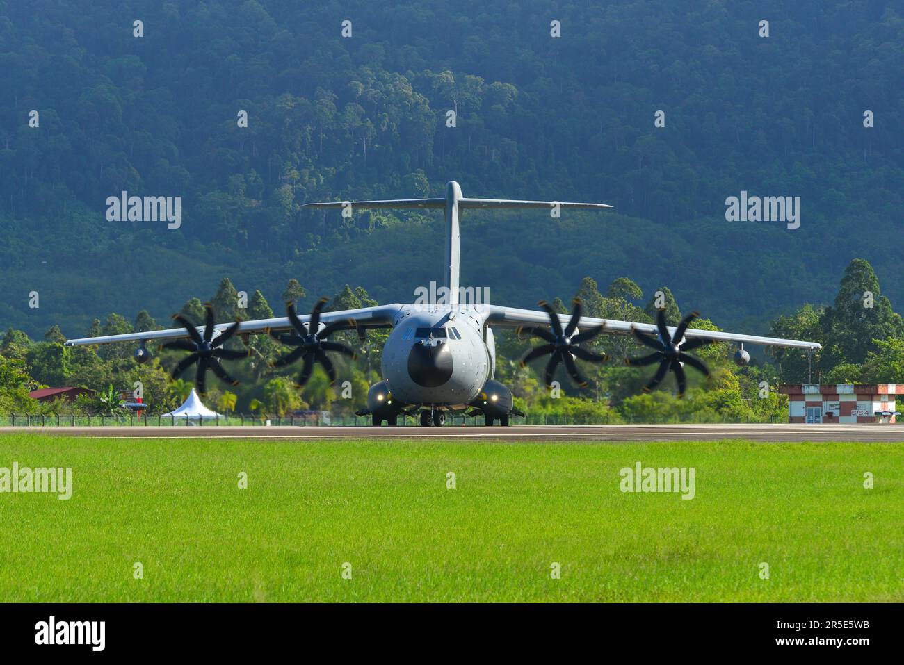 Langkawi, Malaysia - 28. Mai 2023. Royal Malaysian Air Force (RMAF) Airbus A400M (TUDM M54-03) Rolling für den Start vom Langkawi Airport (LGK), Malaiisch Stockfoto