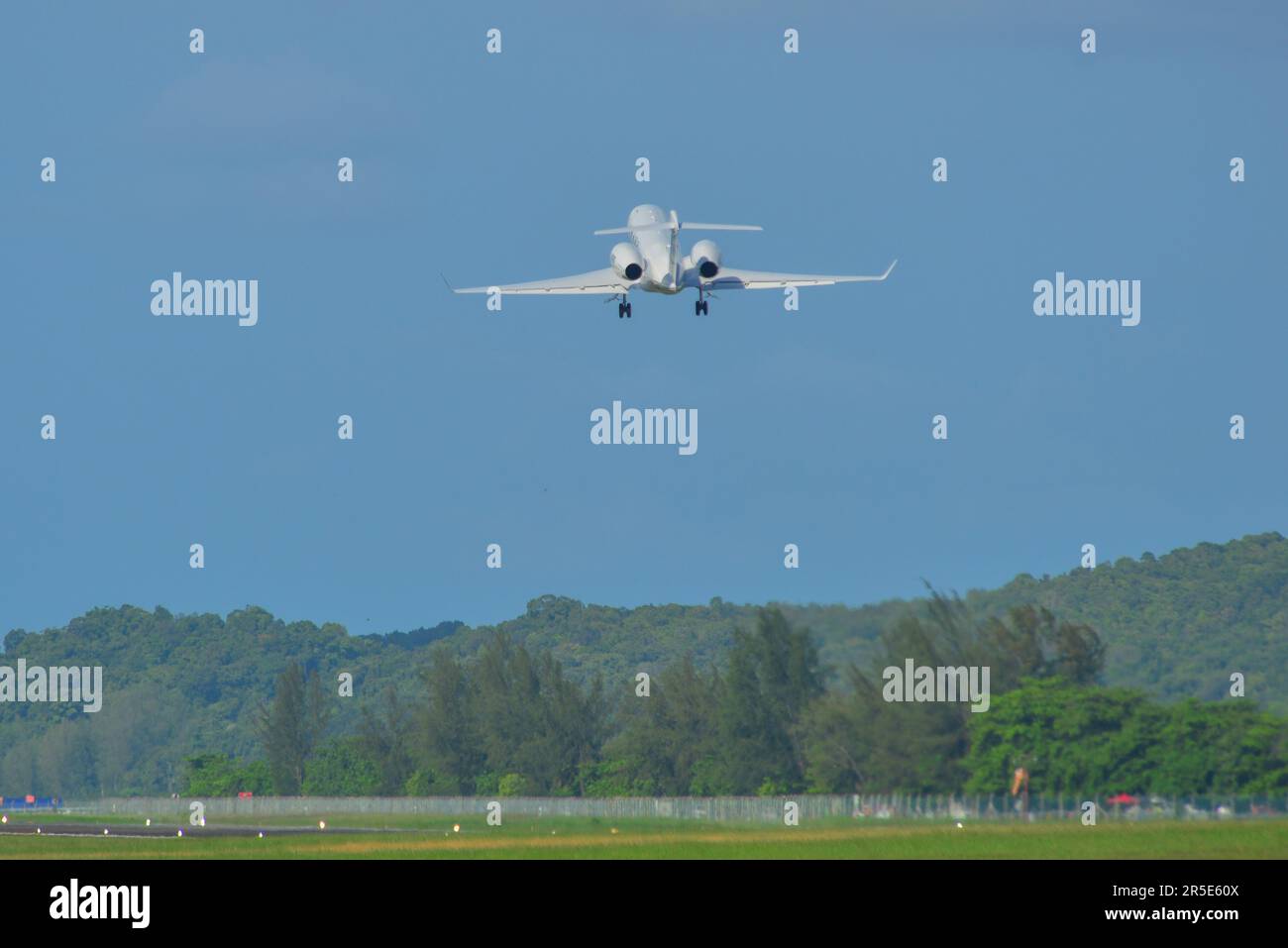 Langkawi, Malaysia - 28. Mai 2023. Privatflugzeug Gulfstream G500 (N399) Rolling für den Start vom Langkawi Airport (LGK), Malaysia. Stockfoto