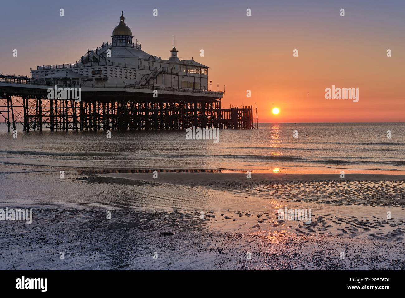 Sonnenaufgang über dem Ärmelkanal mit Eastbourne Pier im Vordergrund. Stockfoto